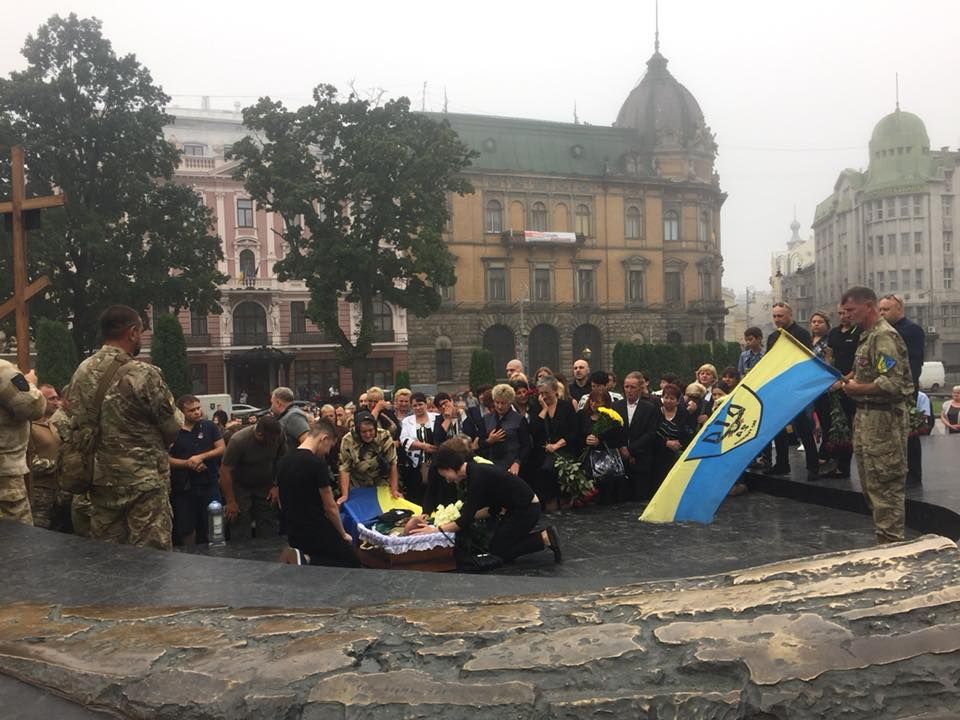 Во Львове провели в последний путь погибшего в ожесточенном бою Марьяна Найду