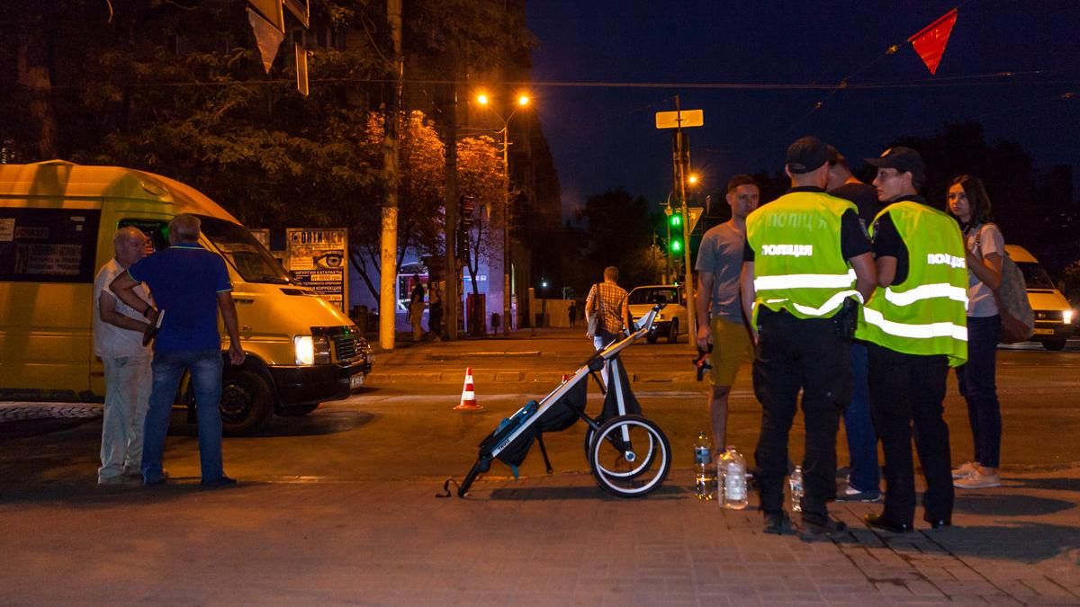 Маршрутка збила сім'ю у Дніпрі: водій не помітив перехожих, бо стомився