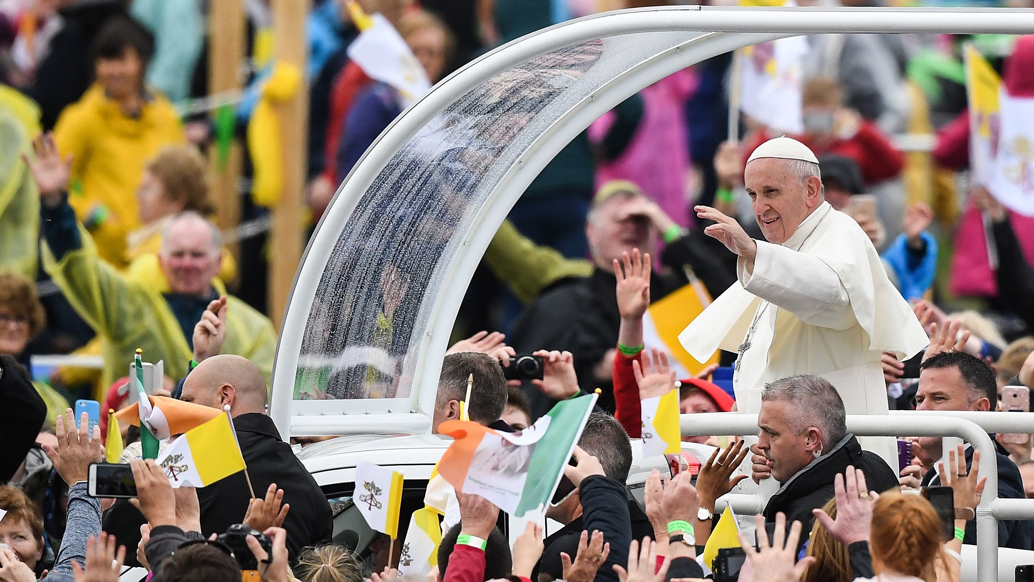 Изнасилование священниками: Папа Римский попросил прощения за грехи церкви