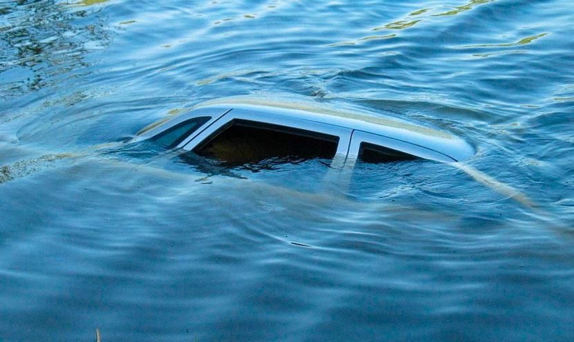 На Прикарпатье в реку перевернулся автомобиль: есть пострадавшие На Прикарпатье в реку перевернулся автомобиль: есть пострадавшие