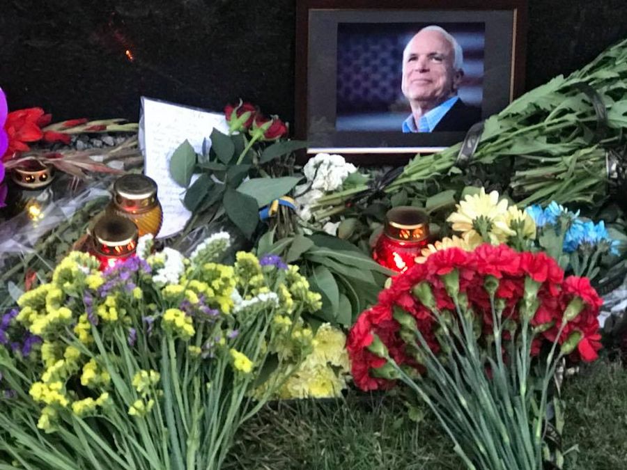 Умер Джон Маккейн: как его память почтили в Киеве Умер Джон Маккейн: как его память почтили в Киеве