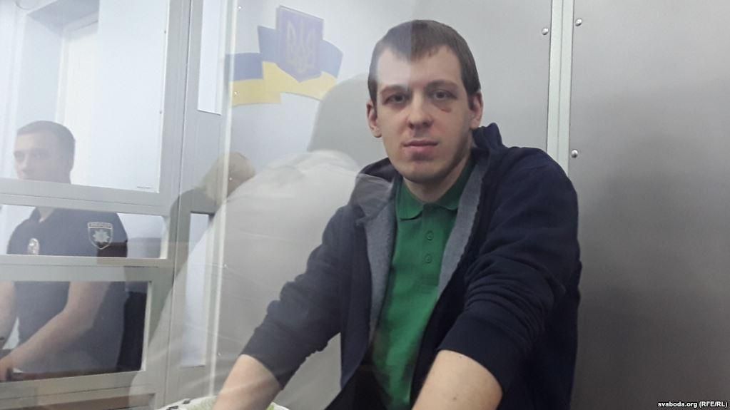 Белорусского "шпиона" привезли на суд избитым: защитники требуют экспертизы Белорусского "шпиона" привезли на суд избитым: защитники требуют экспертизы