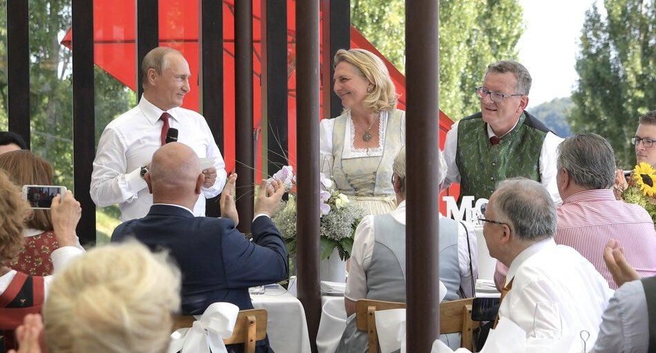 Глава МИД Австрии, на свадьбе которой гулял Путин, потеряла сознание на форуме