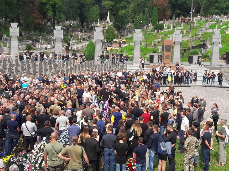 Похорон військового у Львові закінчився бійкою та сокирою в труні