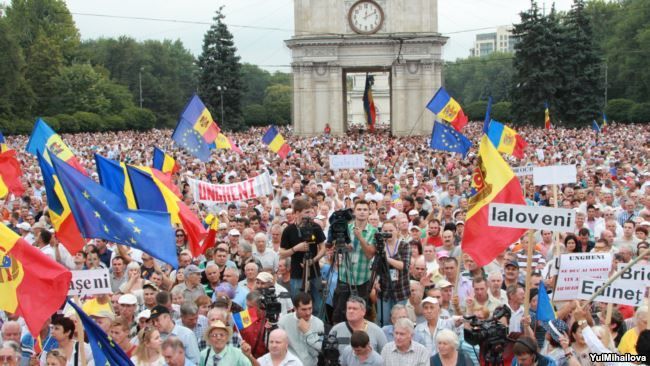День независимости Молдовы: чиновники с цветами, общественность – за полицейскими кордонами