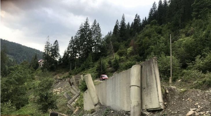 Мощный оползень отрезал от цивилизации пять сёл на Прикарпатье:фото Мощный оползень отрезал от цивилизации пять сёл на Прикарпатье:фото