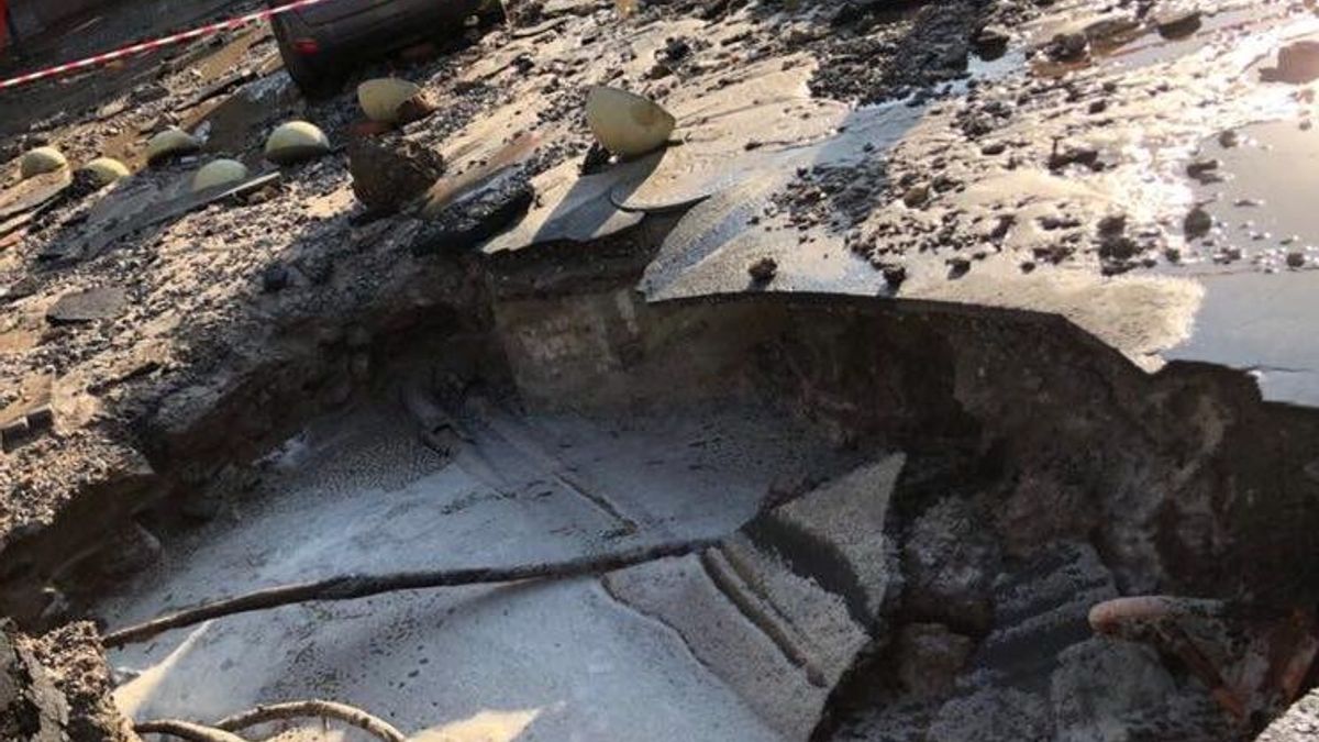 Потоп, розламаний асфальт та побита автівка: у Києві стався потужний прорив труби (фото, відео)