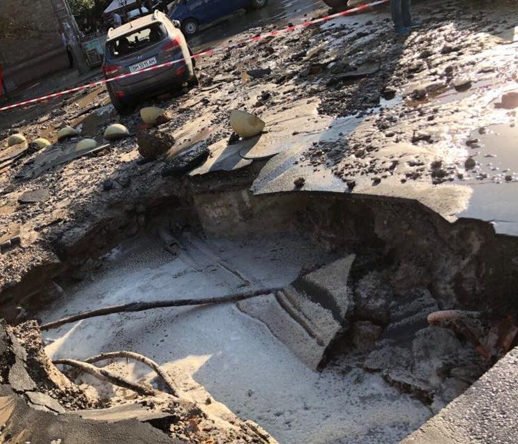 Потоп, разломанный асфальт и побитая машина: в Киеве произошел мощный прорыв трубы (фото, видео)