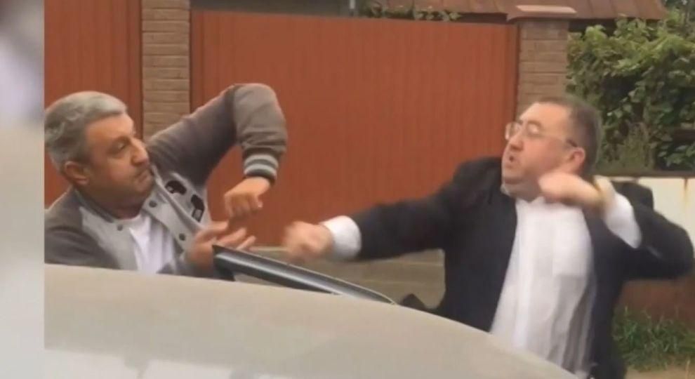 В Черновцах произошла драка чиновника с таксистом: видео В Черновцах произошла драка чиновника с таксистом: видео