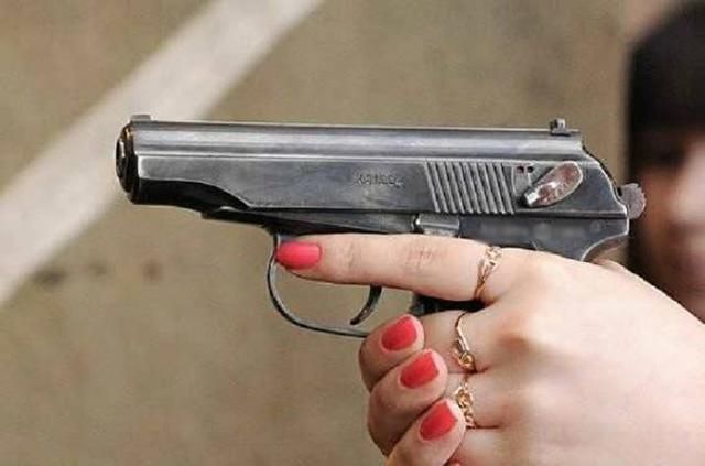 В Одесі дівчина влаштувала стрілянину біля "МакДональдса"