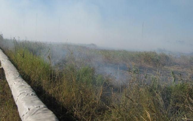 На Луганщині четверту добу гасять пожежу на хімзаводі