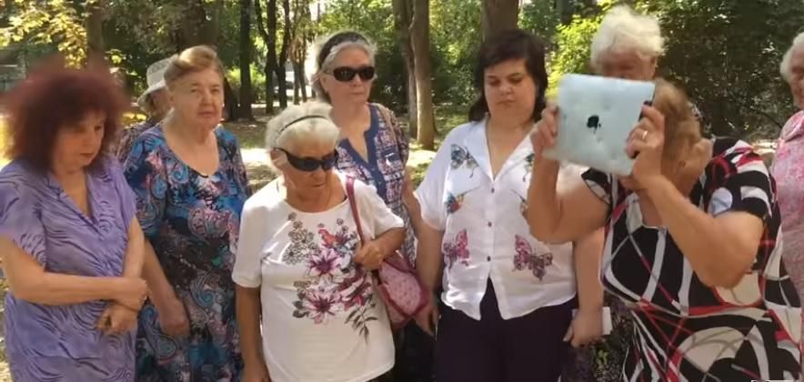 Люта відповідь на санкції: бабці із "Загонів Путіна" показали, як трощать техніку Apple Люта відповідь на санкції: бабці із "Загонів Путіна" показали, як трощать техніку Apple