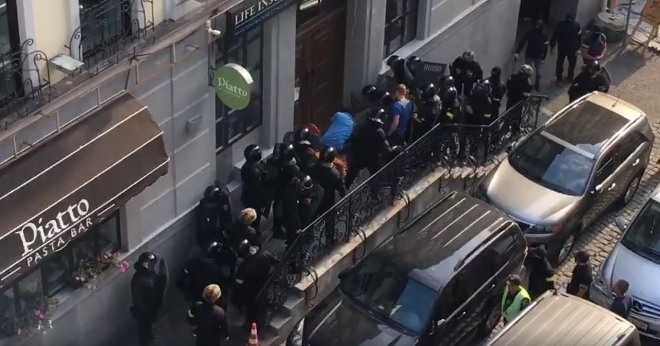 Офіс у центрі Києва захопили невідомі зі спецзасобами, було чути вибухи: відео Офіс у центрі Києва захопили невідомі зі спецзасобами, було чути вибухи: відео