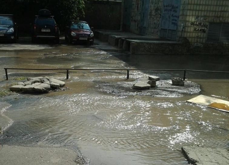 Гейзери та ріки: у Києві знову прорвало трубу (фото) Гейзери та ріки: у Києві знову прорвало трубу (фото)