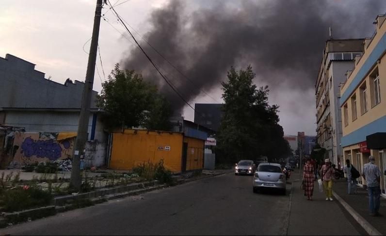 У Києві спалахнула масштабна пожежа на заводі "Маяк": фото