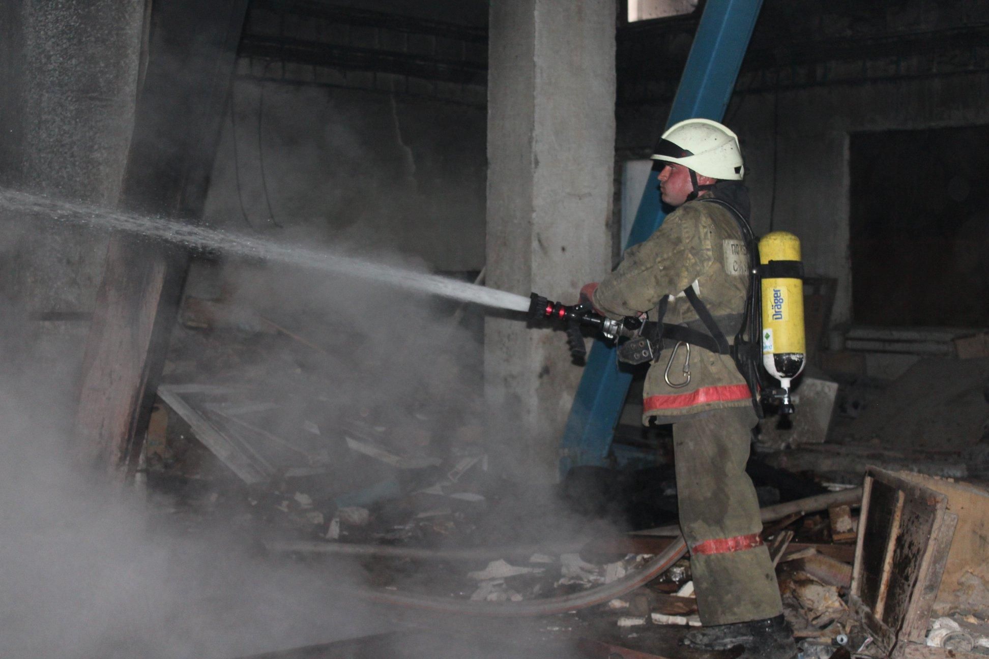 Пожар на заводе "Маяк" в Киеве: в ГСЧС сообщили подробности