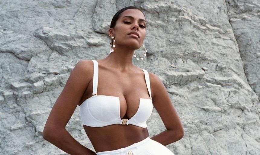 Жена Венсана Касселя в образе соблазнительных позировала на пляже: фото