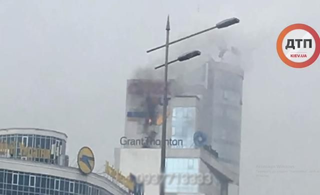 У Києві загорівся бізнес-центр: на відео зняли густий дим