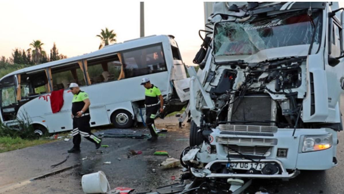 Автобус з російськими туристами потрапив у серйозну ДТП в Туреччині: багато постраждалих
