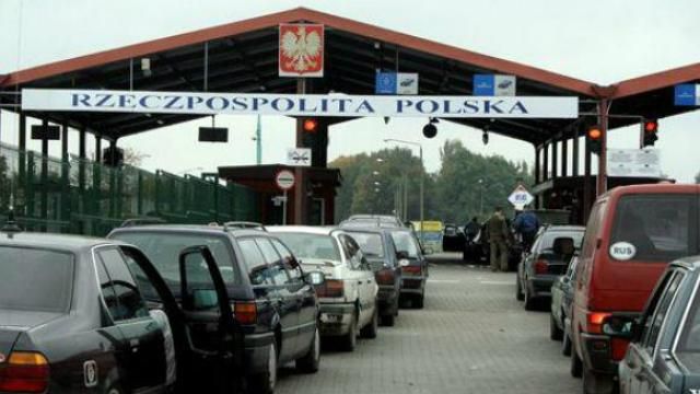 Українські туристи прославилися запальними танцями на кордоні з Польщею: відео Українські туристи прославилися запальними танцями на кордоні з Польщею: відео