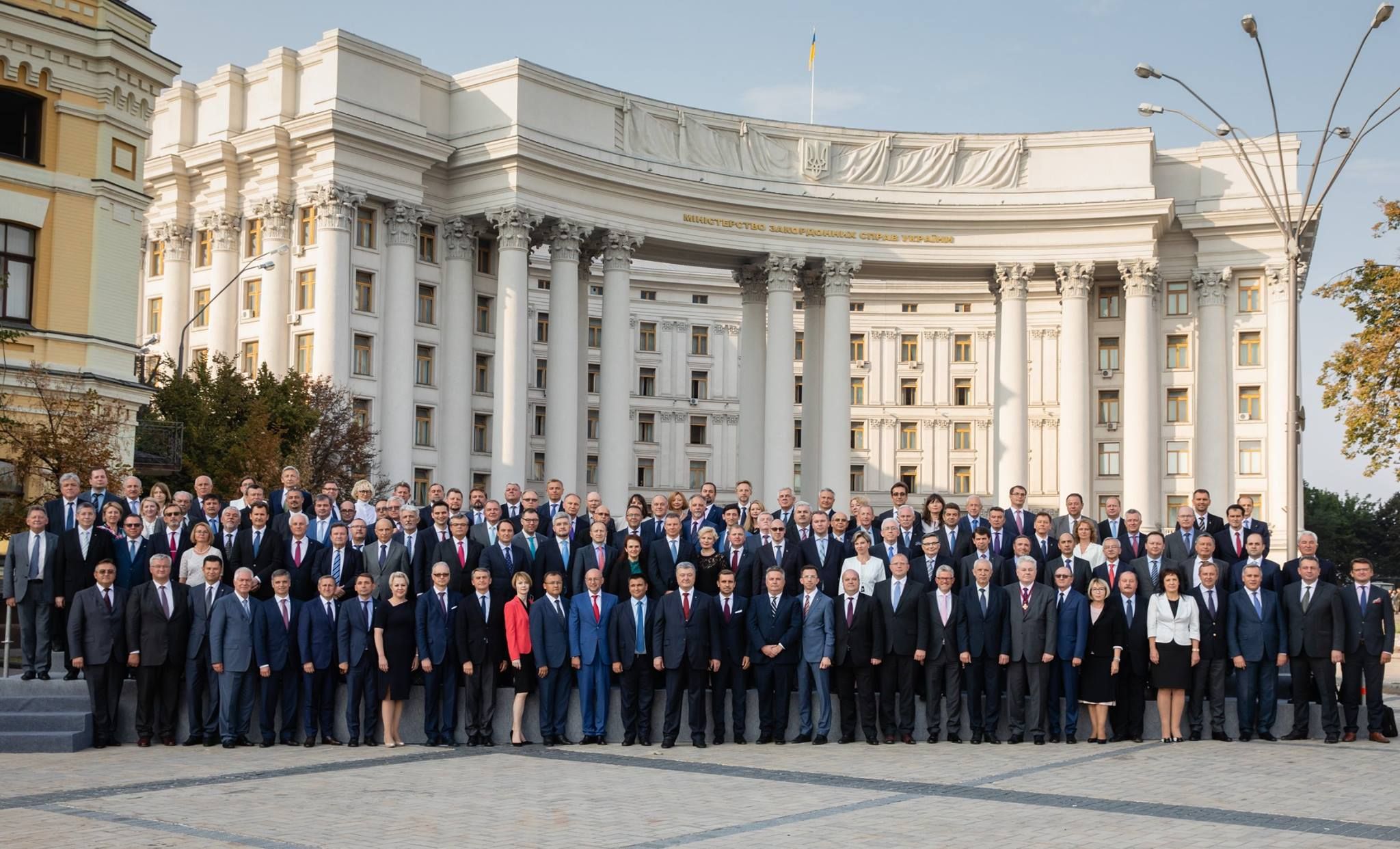 На спільному з Порошенком фото помітили "сірого кардинала МЗС" часів Януковича