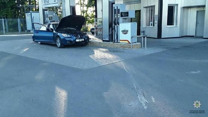 Протаранил микроавтобус и врезался в заправку: водитель на BMW убегал от полиции в Харькове
