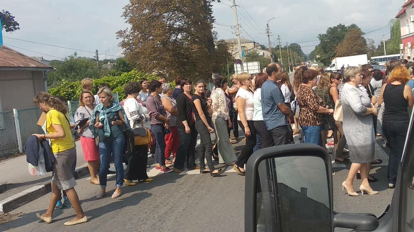 Педагоги перекрыли стратегическую дорогу на Ивано-Франковщине Педагоги перекрыли стратегическую дорогу на Ивано-Франковщине