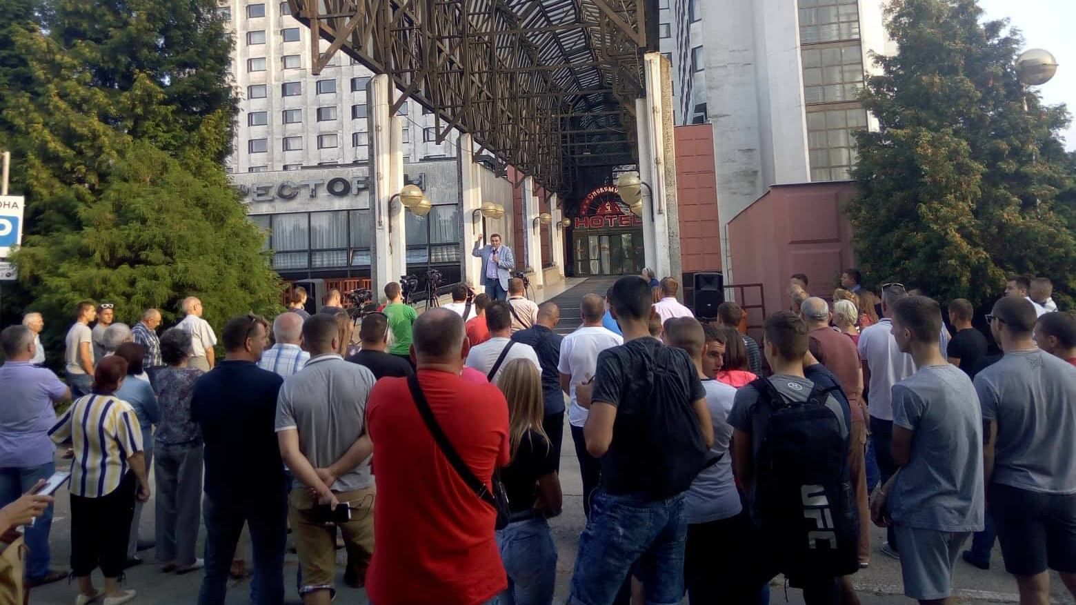 В Черновцах попытались сорвать встречу нардепа Добродомова с жителями города