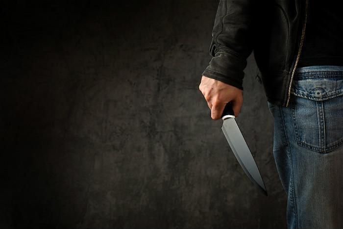 Злоумышленник с ножом набросился на женщину в метро Харькова