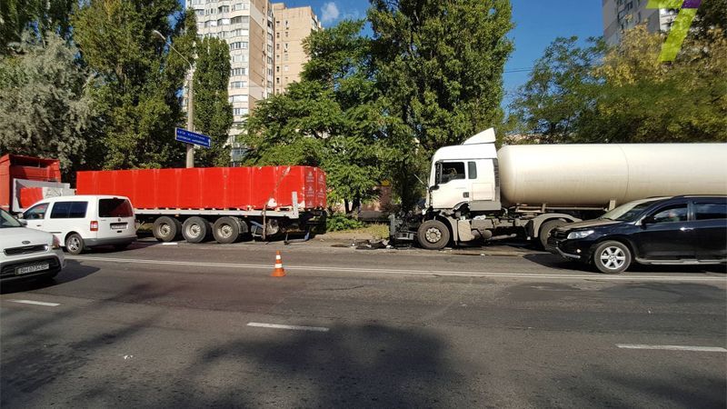 Жахлива ДТП за участю авто з вибухонебезпечним вантажем у Одесі: водій однієї загинув 