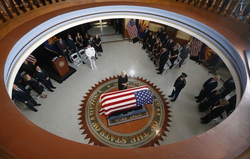 Умер Джон Маккейн: в США началась первая церемония памяти сенатора