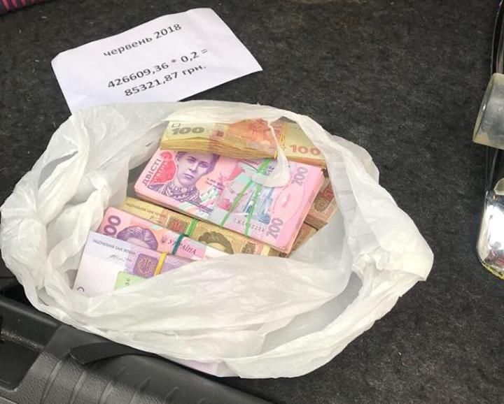 Двух чиновников аэропорта "Борисполь" поймали на взятке: подробности Двух чиновников аэропорта "Борисполь" поймали на взятке: подробности