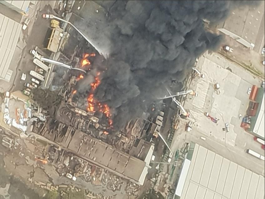 На хімзаводі у Мельбурні спалахнула масштабна пожежа: вражаючі фото