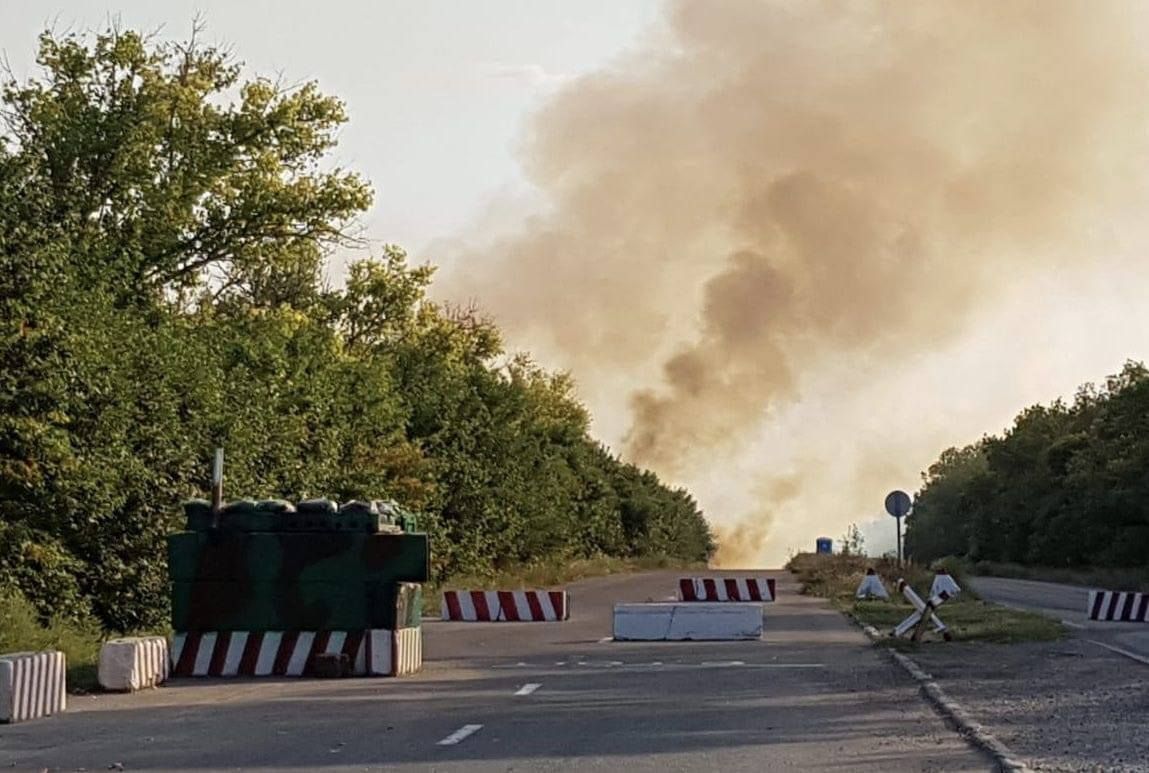 Контрольний пункт "Новотроїцьке" закрили через пожежу та постійні вибухи: деталі
