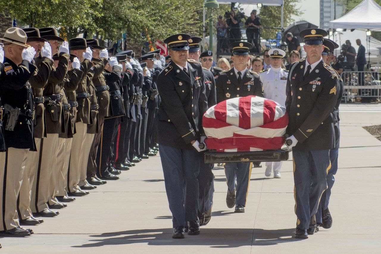 "Він був гострим оком нашої країни": у Аризоні відбулася церемонія прощання з Джоном Маккейном