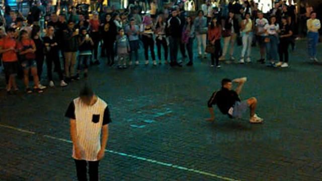 Різні світи: мережу шокував інцидент в центрі Києва в роковини Іловайської трагедії