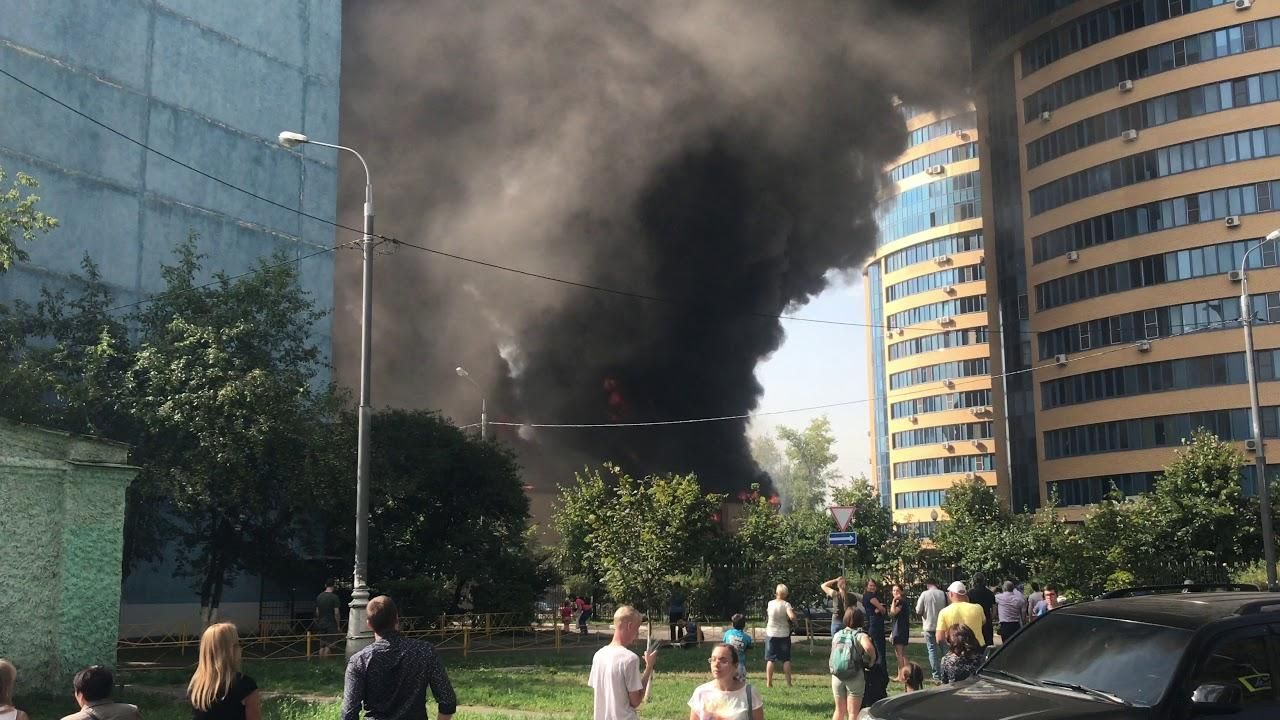 Мощный пожар в российском спорткомплексе: огонь может перекинуться на жилые дома (видео)