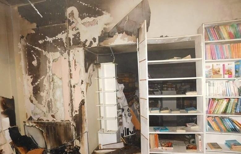 В Киеве неизвестные ограбили и подожгли книжный магазин: подробности