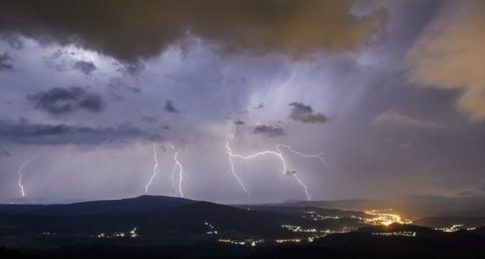 100 тисяч блискавок за півдня: у Франції несподівано розгулялась стихія 100 тисяч блискавок за півдня: у Франції несподівано розгулялась стихія
