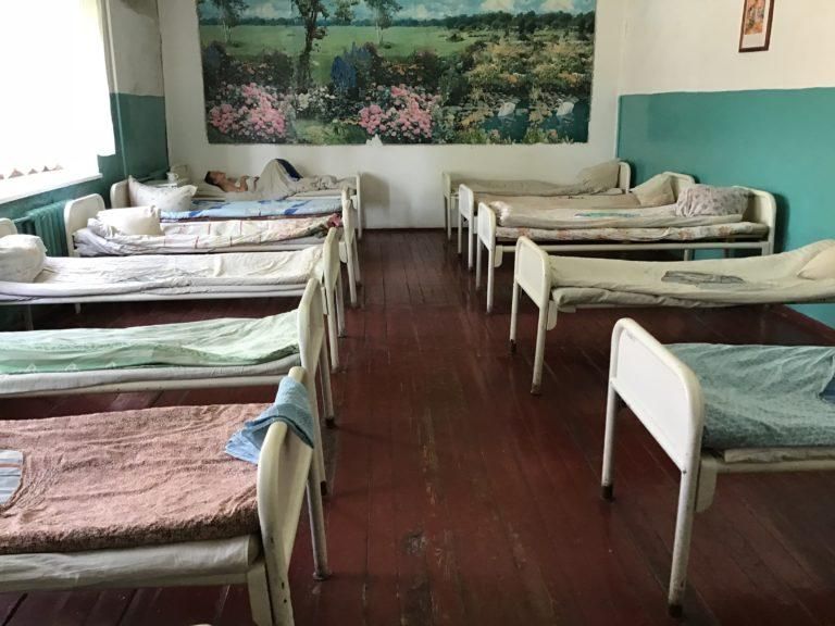 Жахливі умови у психлікарні на Чернігівщині: пацієнтів прив’язують, одяг – один на всіх