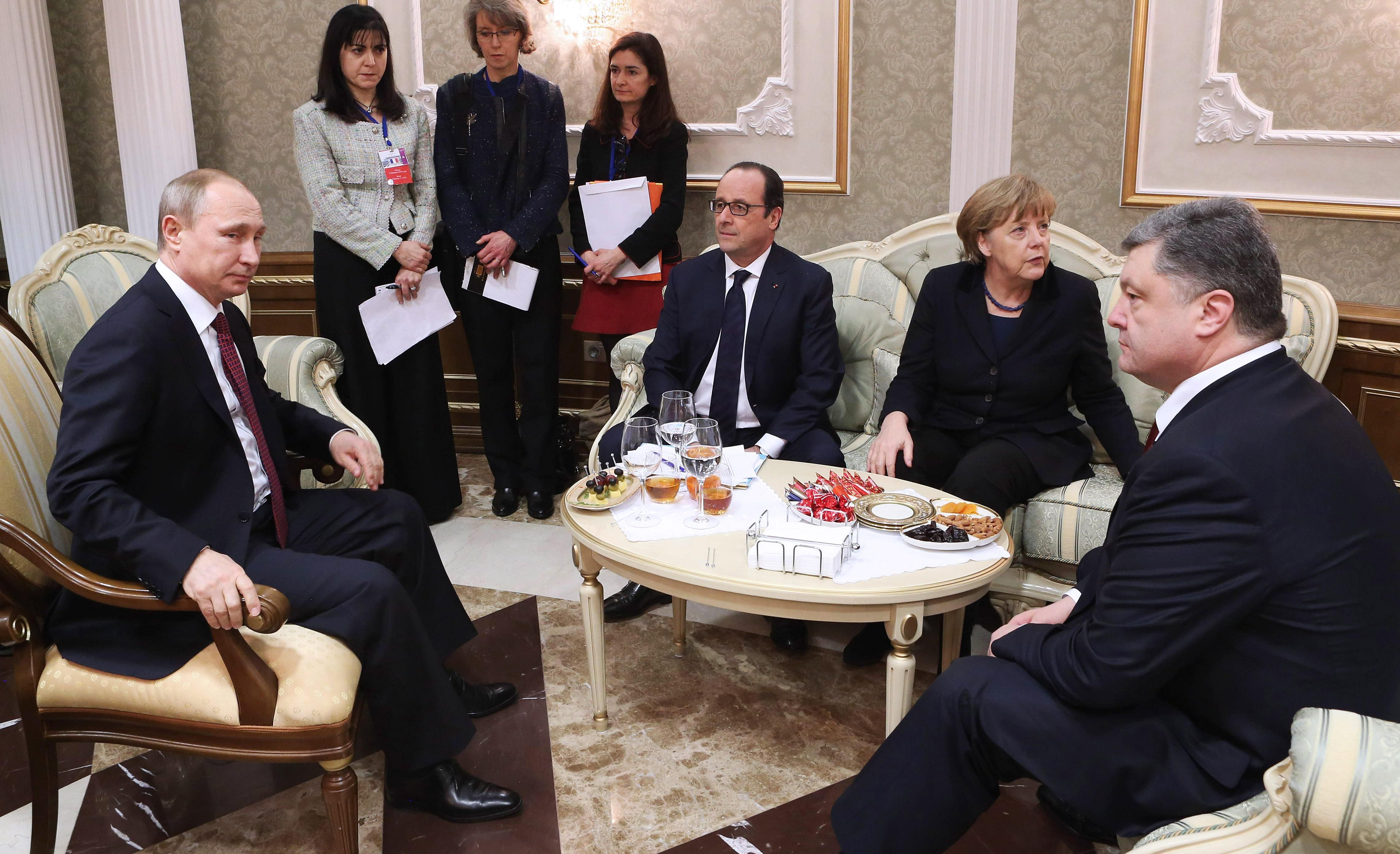 Порошенко з Путіним постійно кричали один на одного: Олланд описав, як укладали мінські угоди