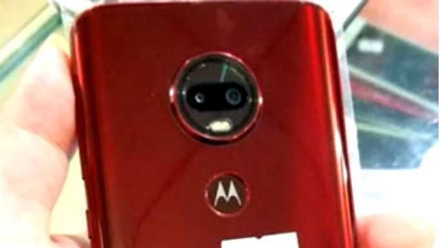 З’явились "живі" фото загадкового смартфона Moto G6 Plus 