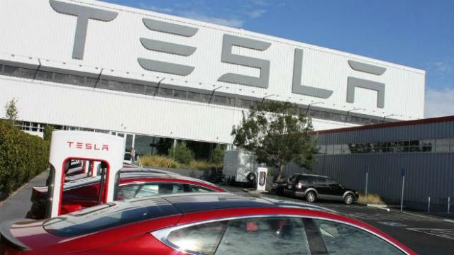 Маск влаштував екскурсію по заводу Tesla Маск влаштував екскурсію по заводу Tesla