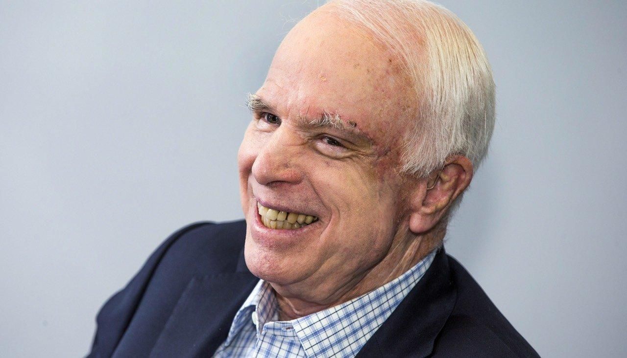 Ми обоє невиправні оптимісти: Байден зворушливо попрощався з Маккейном Ми обоє невиправні оптимісти: Байден зворушливо попрощався з Маккейном