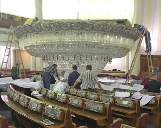 Ремонт у Раді: у мережі показали вражаючі фото оновлення тритонної парламентської люстри