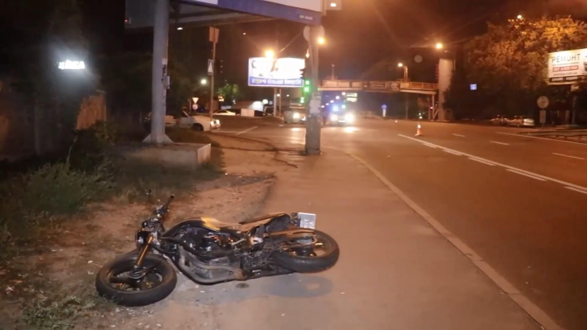 Моторошна ДТП у Києві: мотоцикліст збив людину