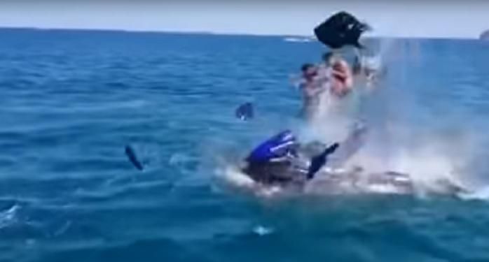 На море в России взорвался гидроцикл с людьми, сильно пострадал ребенок: видео 18+