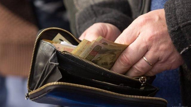 Уряд планує підняти мінімальні зарплати та пенсії українців з 1 січня