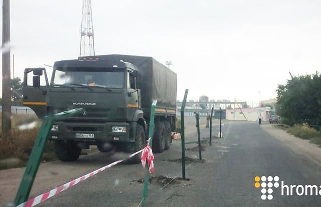 Росіяни зводять загородження у селищі на Луганщині: фото Росіяни зводять загородження у селищі на Луганщині: фото