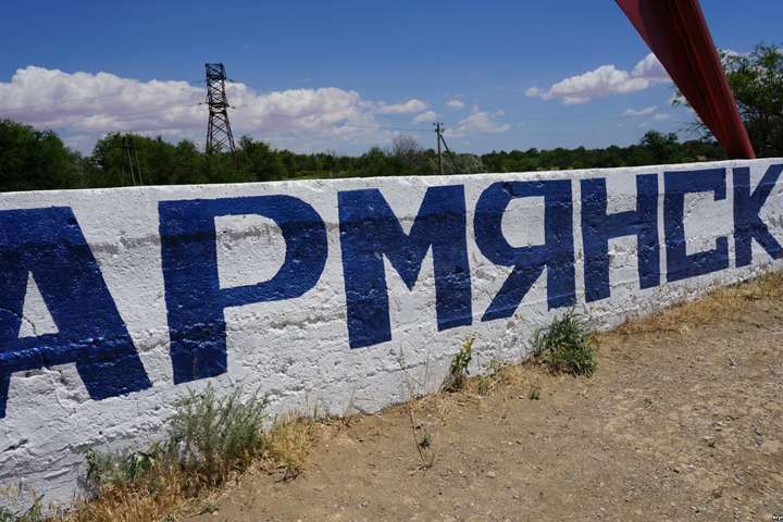 Хімвикид у Армянську: окупаційна влада закликає приводити дітей на лінійку у марлевих пов’язках